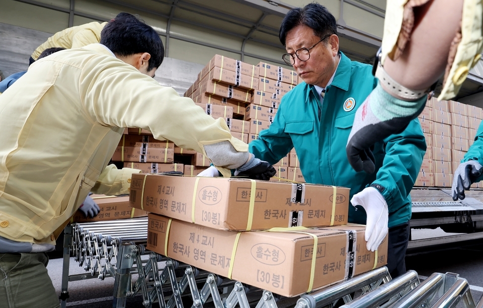 ▲ 2026학년도 대학수학능력시험을 사흘 앞둔 10일 도성훈 인천시교육감이 관계자들과 함께 인천 중구의 한 창고에 도착한 수능 문답지를 옮기고 있다. /양진수기자 photosmith@incheonilbo.com
