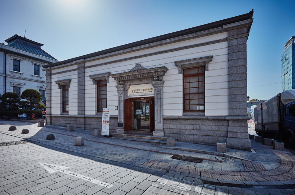 ▲ 인천시 유형문화유산이자 '인천 개항장 근대건축전시관'으로 쓰이는 중구 중앙동2가 옛 일본제18은행 건물. /사진제공=인천관광공사