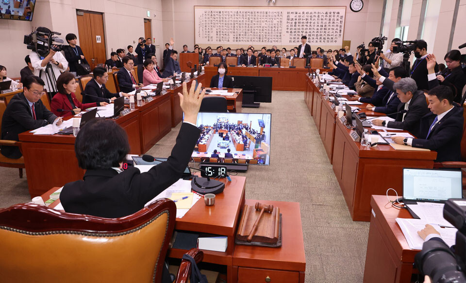 ▲ 12일 서울 여의도 국회에서 열린 법제사법위원회 전체회의에서 여야 위원들이 담배사업법 일부개정법률안 등에 대한 대체토론 종결을 위한 표결을 하고 있다. /연합뉴스