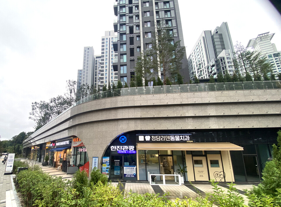 ▲ 서울 강서·강남·강동의 신축 단지 상가들을 임장한 결과, 위치와 가격대, 단지 성격은 서로 달랐지만 공통점이 있었다. 상권 잠재력에 비해 상가를 과도하게 키우지 않고, 동네 생활 흐름에 필요한 업종만 적정 규모로 배치한다는 점이다. 지하철역·통학로·시장·업무지구 등 이미 형성된 생활 동선 위에 상가가 놓이기 때문에 공실이 나더라도 채워지는 속도가 빠르고, 한 번 자리 잡은 업종은 비교적 오래 버틴다. 이는 초기 분양 단계에서 수익형 부동산 투자 수요에 맞춰 상가 규모가 과도하게 설계된 곳이 적지 않은 인천과는 대조적이다.