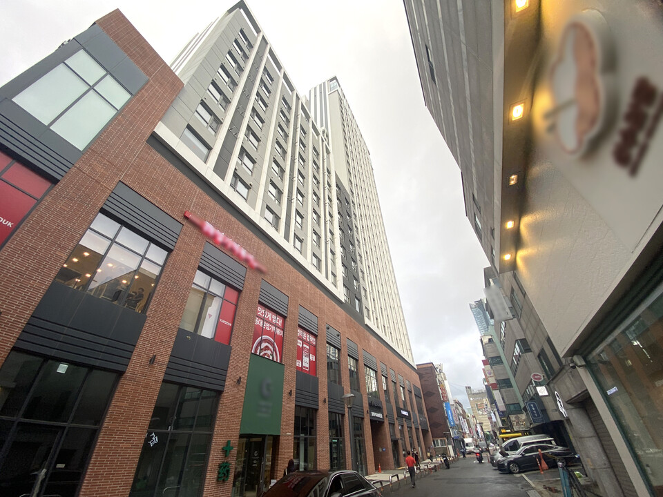 ▲ 서울 강서·강남·강동의 신축 단지 상가들을 임장한 결과, 위치와 가격대, 단지 성격은 서로 달랐지만 공통점이 있었다. 상권 잠재력에 비해 상가를 과도하게 키우지 않고, 동네 생활 흐름에 필요한 업종만 적정 규모로 배치한다는 점이다. 지하철역·통학로·시장·업무지구 등 이미 형성된 생활 동선 위에 상가가 놓이기 때문에 공실이 나더라도 채워지는 속도가 빠르고, 한 번 자리 잡은 업종은 비교적 오래 버틴다. 이는 초기 분양 단계에서 수익형 부동산 투자 수요에 맞춰 상가 규모가 과도하게 설계된 곳이 적지 않은 인천과는 대조적이다.