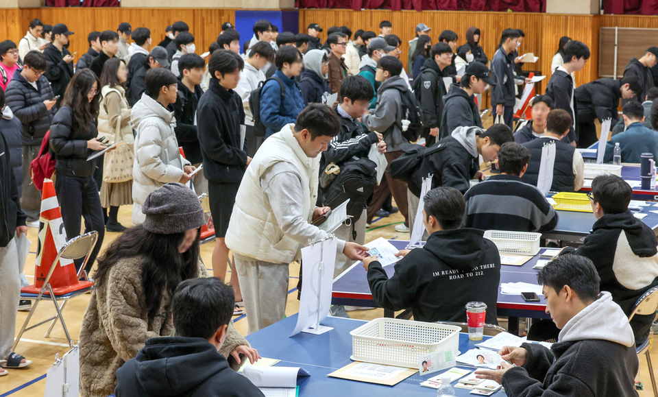 ▲ 2026학년도 대학수학능력시험에 응시하는 N수생이 18만2277명으로 2004년 이후 22년만에 최고치를 기록한 가운데 12일 오전 예비소집이 진행된 수원시 장안구 수원북중학교 체육관이 수험표를 받는 N수생들로 붐비고 있다. /전광현 기자 maggie@incheonilbo.com