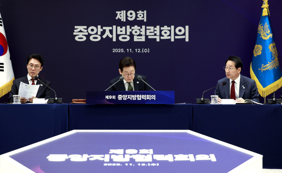 ▲ 이재명 대통령이 12일 용산 대통령실에서 열린 중앙지방협력회의에서 유정복 시도지사협의회장 겸 인천시장의 발언을 듣고 있다. 왼쪽은 김민석 국무총리. /연합뉴스