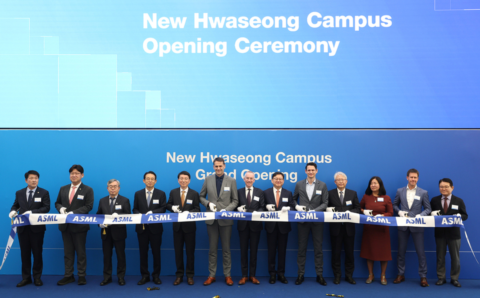 ▲ 12일 오전 화성 ASML 코리아에서 열린 반도체 클러스터 준공식에서 김성중(왼쪽 다섯번째) 행정1부지사와 크리스토퍼 푸케(왼쪽 여섯번째) ASML 최고경영자 등 참석자들이 리본커팅 세리머니를 하고 있다. /사진제공=경기도