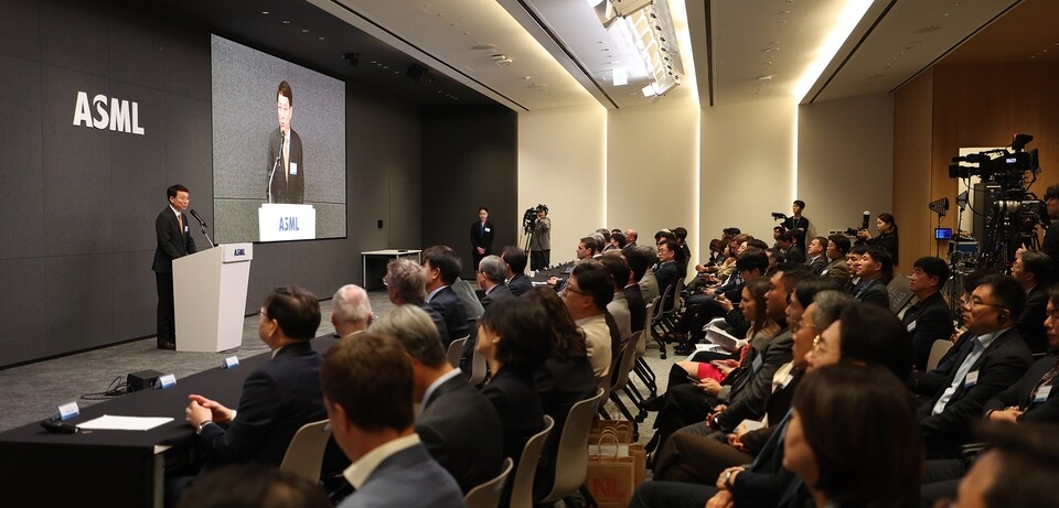 ▲ 12일 화성 동탄2신도시에 세계 최대 반도체 노광장비 기업인 에이에스엠엘(ASML)의 화성 캠퍼스가 준공됐다. 정부, 지자체, 기업 등 관계자들이 준공식을 기념하고 있다./사진제공=경기도