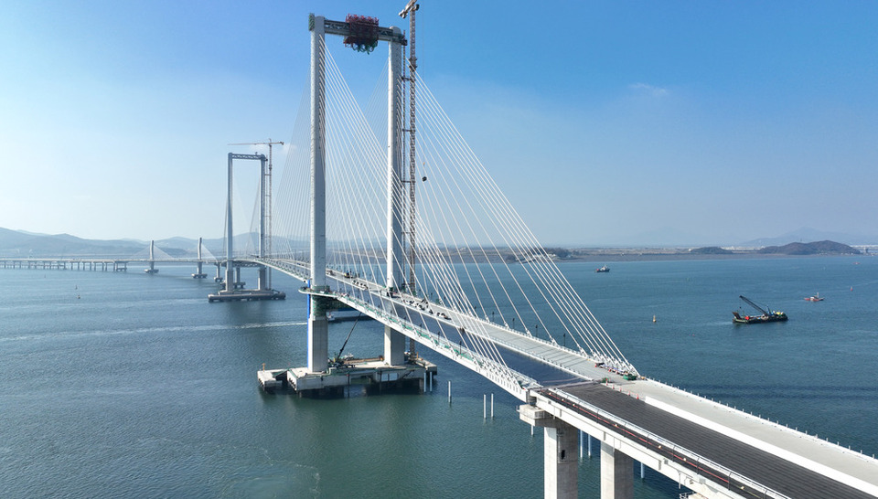 ▲ 이름이 확정되지 않아 &#39;무명대교&#39;로 개통될 수 있다는 논란이 일었던 인천 제3연륙교의 공식 명칭이 &#39;청라하늘대교&#39;로 결정됐다. 다만 중구나 서구가 이의 제기할 경우 개통일인 내년 1월5일까지 명칭이 확정되지 못할 가능성도 남아 있다. 사진은 12일 제3연륙교 전경. /이재민 기자 leejm@incheonilbo.com