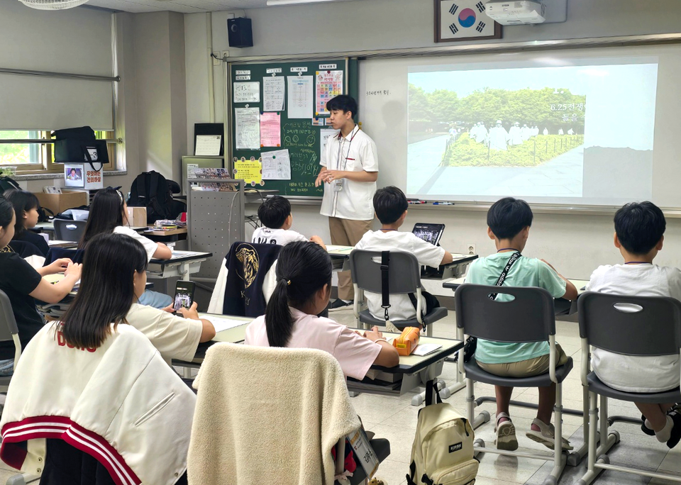 ▲ 동탄국제고등학교 학생이  ‘2025학년도 지역사회와 함께하는 재능기부 프로그램’을 진행하고 있다./사진제공=동탄국제고등학교