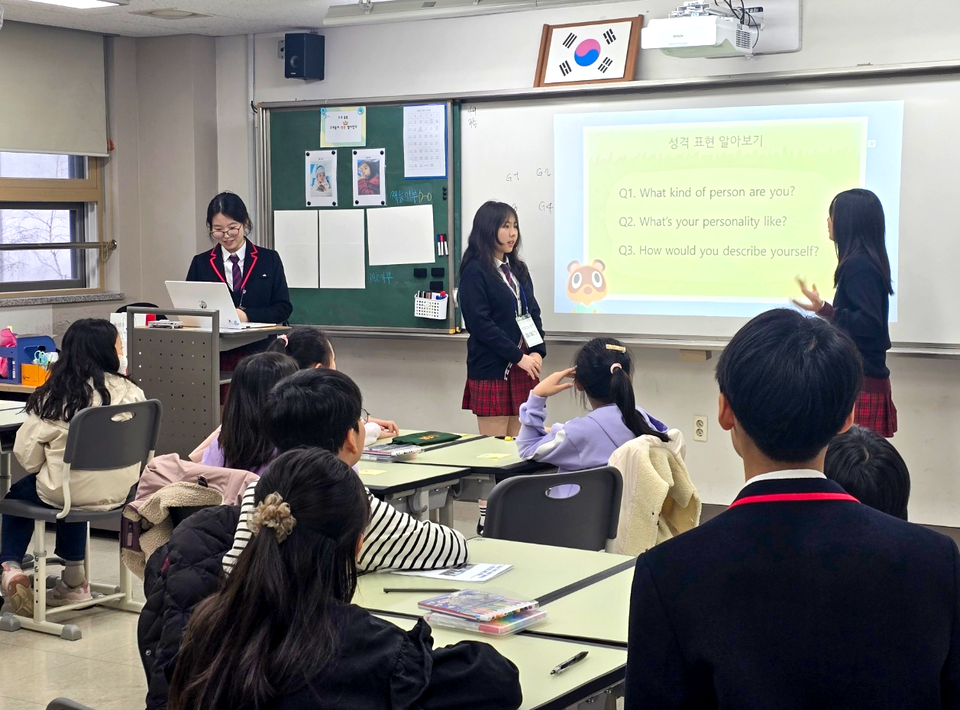 ▲ 동탄국제고등학교 학생들이 영어회화 중급반 프로그램을 진행하고 있다./사진제공=동탄국제고등학교
