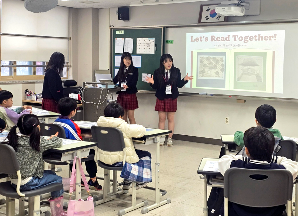 ▲ 동탄국제고등학교 학생들이 영어 동화 스토리텔링반 프로그램을 운영하고 있다./사진제공=동탄국제고등학교