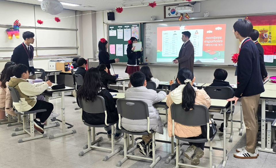 ▲ 동탄국제고등학교 학생들이 세계문화 학습반 프로그램을 진행하고 있다./사진제공=동탄국제고등학교