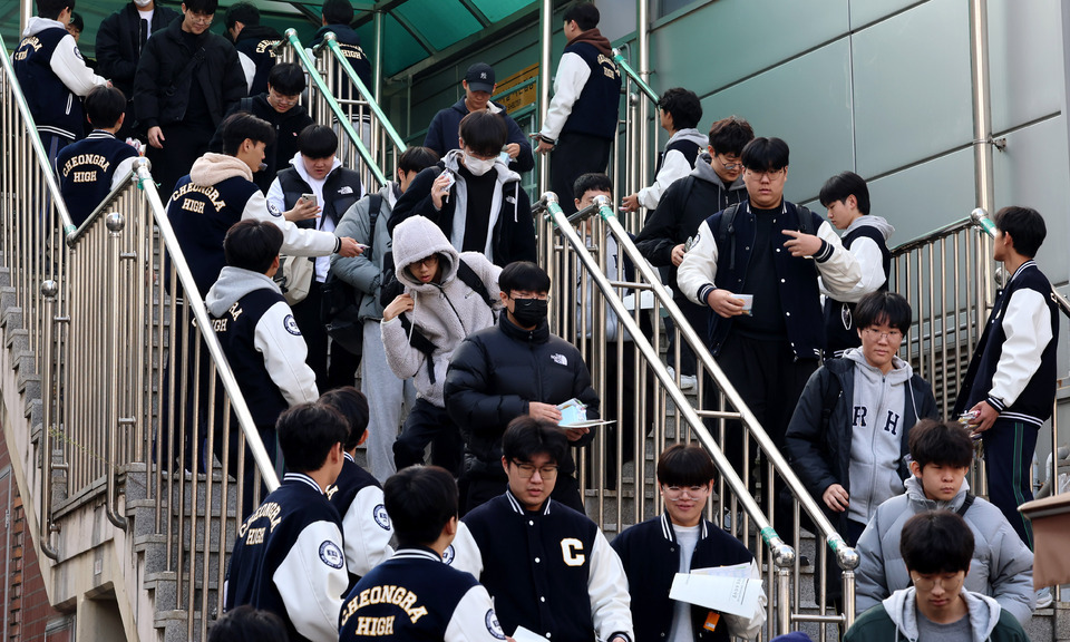 ▲ 2026학년도 대학수학능력시험(수능) 예비 소집일인 지난 12일 인천 서구 청라고등학교에서 고3 수험생들이 후배들의 응원을 받고 있다. /이재민 기자 leejm@incheonilbo.com