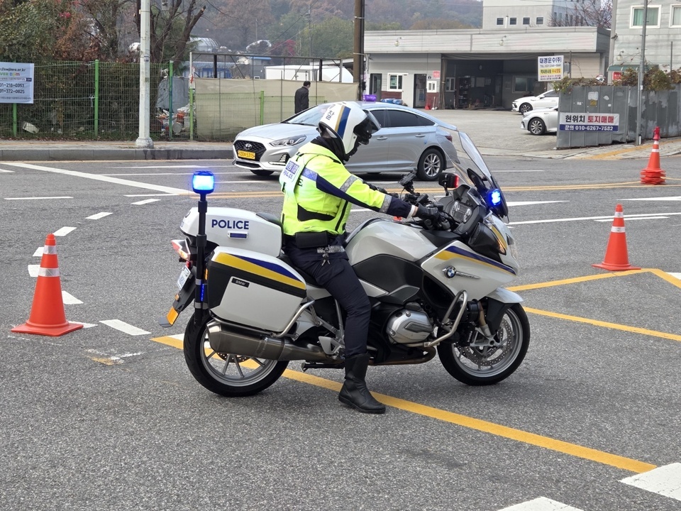 ▲ 13일 오전 7시 경기도교육청 제30지구 제18시험장 동원동우고등학교 앞에서 입실 완료 전인 오전 8시 7분 학생이 경찰 오토바이를 타고 도착했다. /고륜형 기자 krh0830@incheonilbo.com