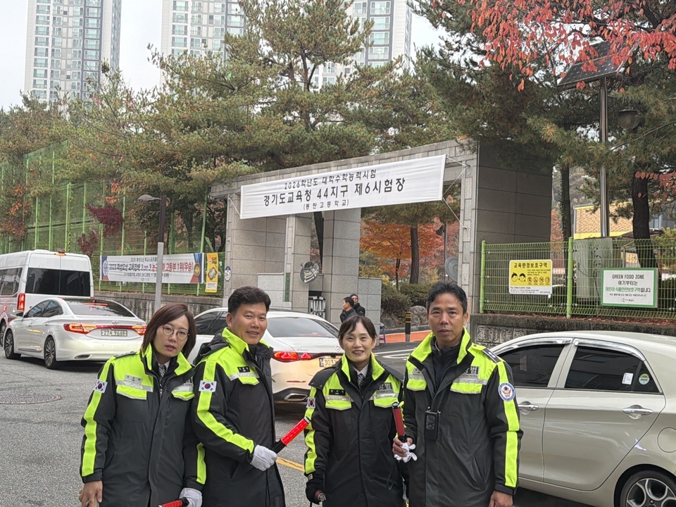 ▲ 13일 오전 7시 30분쯤 경기도 화성시 동탄고등학교 앞에서 화성동탄경찰서 자율방범연합대원들이 교통을 정리하고 있다. /최준희 기자 wsx3025@incheonilbo.com