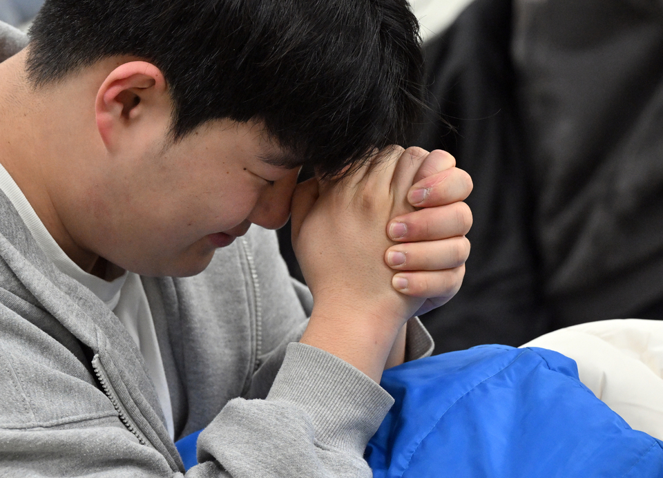 ▲ 2026학년도 대학수학능력시험이 치뤄진 13일 오전 수원시 장안구 경기도교육청 제30지구 제18시험장 동원동우고등학교에서 한 수험생이 시험 준비를 하며 기도를 하고 있다. /사진제공=경기사진공동취재단