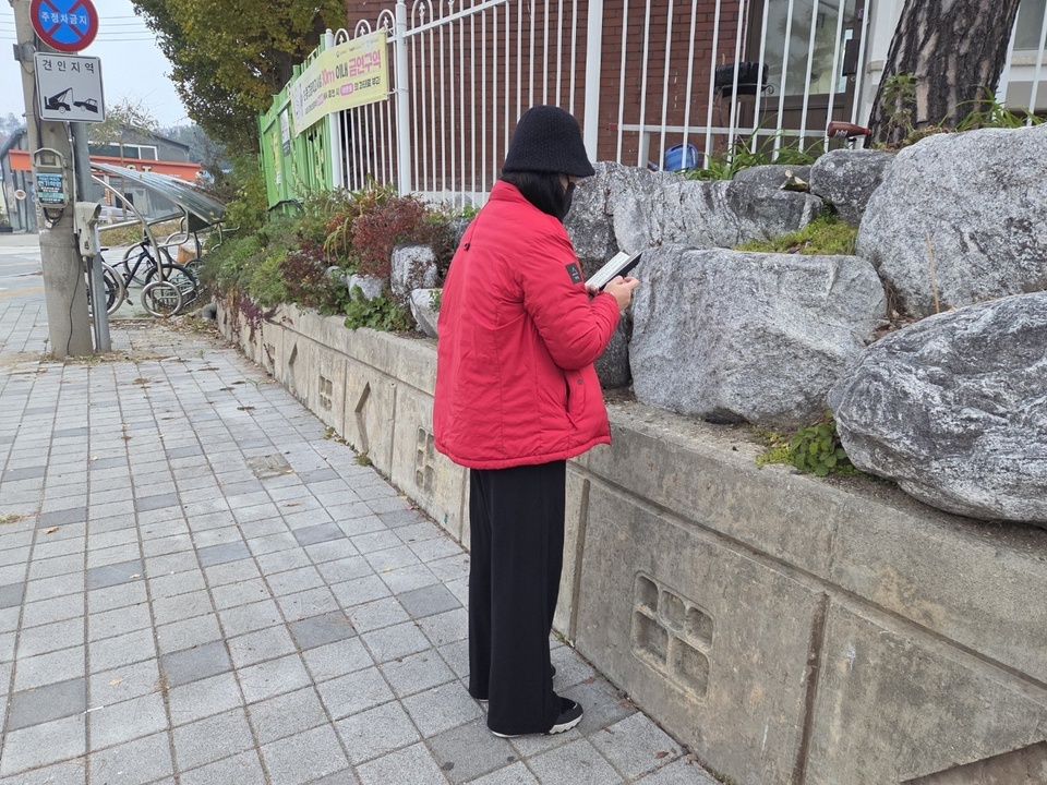 ▲ 13일 오전 7시 경기도교육청 제30지구 제18시험장 동원동우고등학교 앞에서 학부모가 기도하고 있다. /고륜형 기자 krh0830@incheonilbo.com