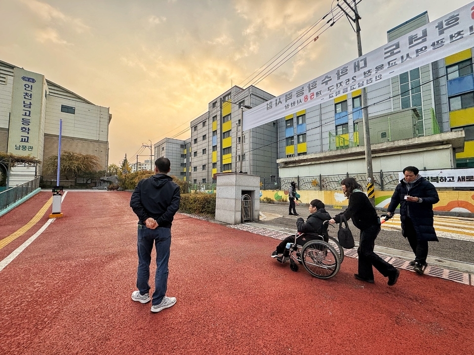 ▲ 13일 오전 2026학년도 대학수학능력시험이 실시되는 인천 남동구 인천남고등학교에 장애학생이 시험을 치르기 위해 들어가고 있다. /홍준기 기자 hong@incheonilbo.com