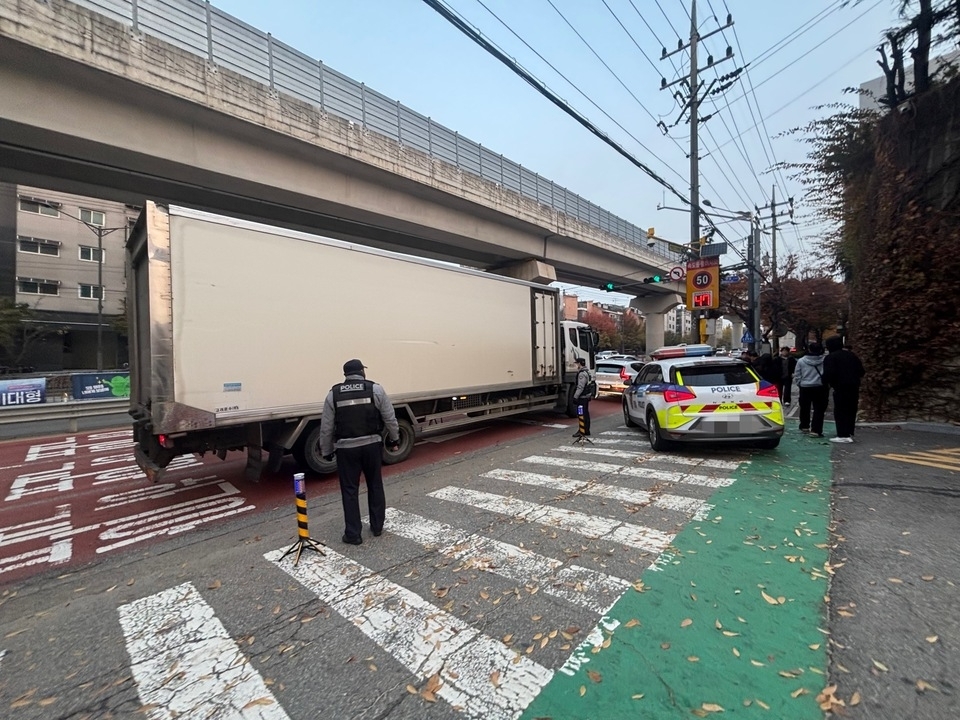 ▲ 2026학년도 대학수학능력시험이 치러지는 13일 오전 인천 서구 대인고등학교 앞에 경찰차가 세워져 있다. /정혜리 기자 hye@incheonilbo.com