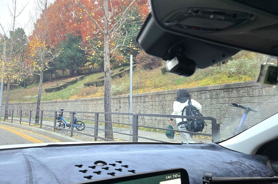 ▲ 차량 바퀴가 펑크나 시험장에 늦을 뻔한 수험생을 경찰이 순찰차에 태워 무사히 수송했다. 순찰차에서 내린 수험생이 고사장으로 뛰어가고 있다./사진제공=북부경찰청