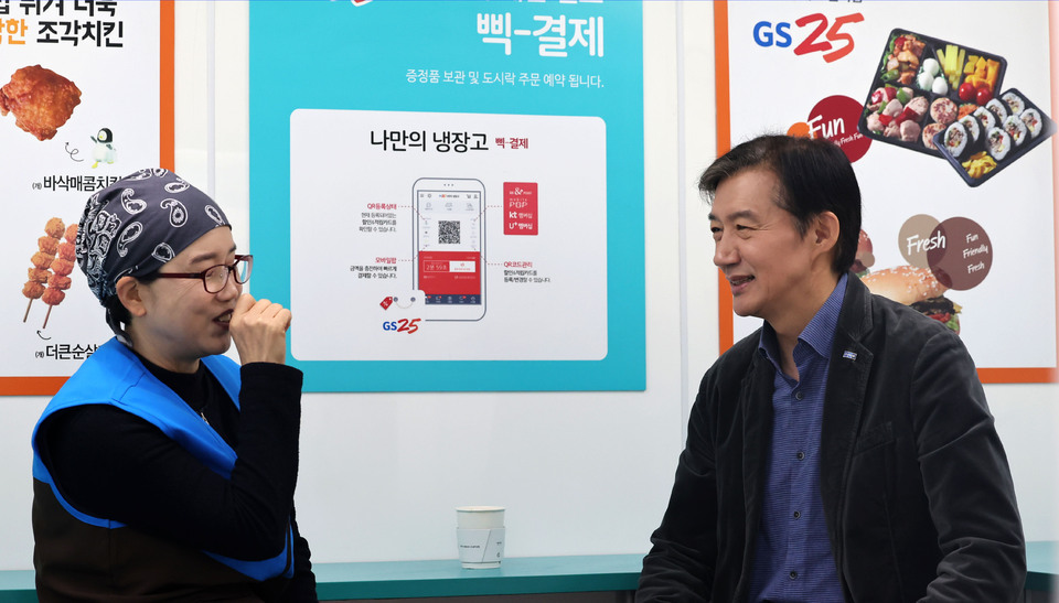 ▲ 13일 인천 미추홀구 소재 한 편의점을 찾은 조국 조국혁신당 당대표 후보가 지역 소상공인 당원과 대화를 하고 있다. /이재민 기자 leejm@incheonilbo.com