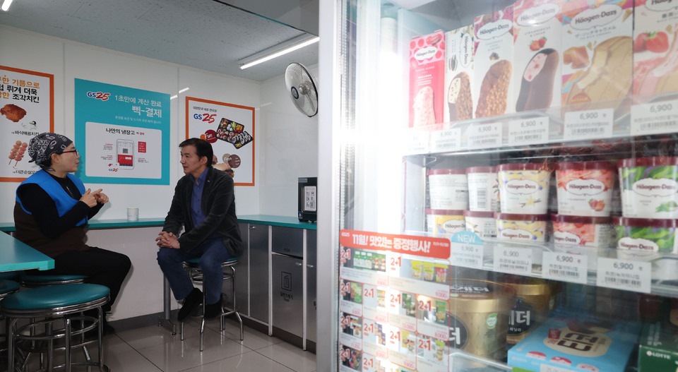 ▲ 13일 인천 미추홀구 소재 한 편의점을 찾은 조국 조국혁신당 당대표 후보가 지역 소상공인 당원과 대화를 하고 있다. /이재민 기자 leejm@incheonilbo.com