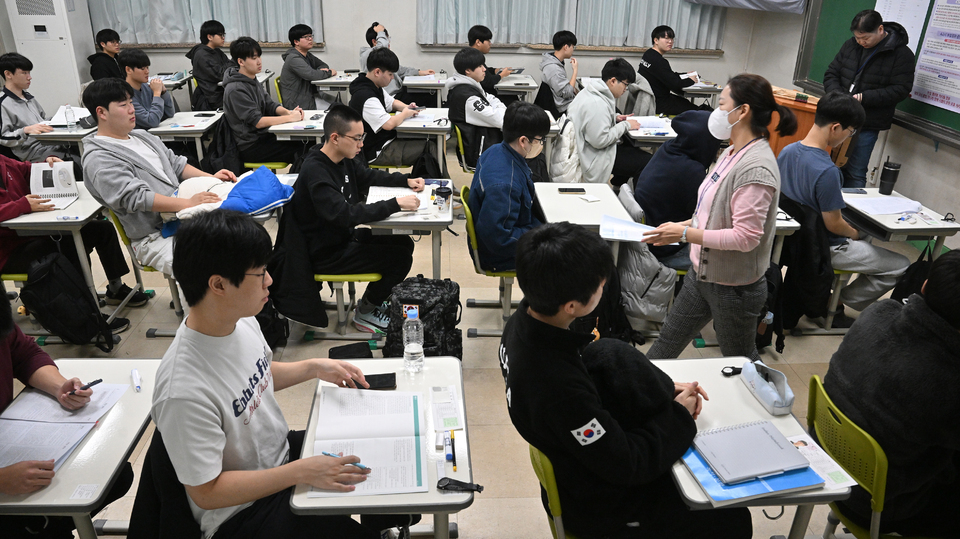 ▲ 2026학년도 대학수학능력시험일인 13일 오전 수원시 장안구 경기도교육청 제30지구 제18시험장 동원동우고등학교에서 수험생들이 시험 준비를 하고 있다./사진제공=경기사진공동취재단