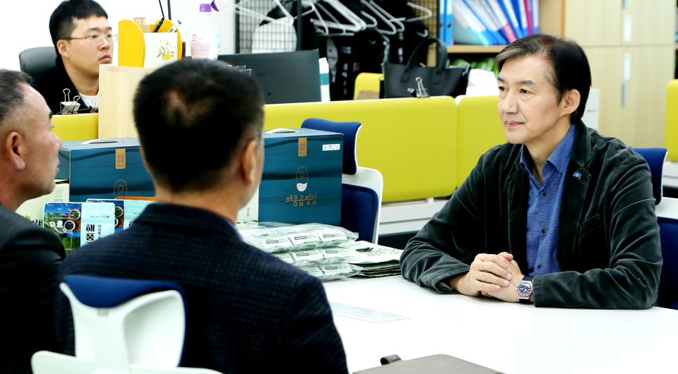 ▲ 조국 전 조국혁신당 비상대책위원장이 13일 오전 인천 중구에 있는 수산물 유통업체 ㈜세현홀딩스를 찾아 중소기업 애로 사항을 청취하고 있다. /박준엽 수습 기자 jun010209@incheonilbo.com