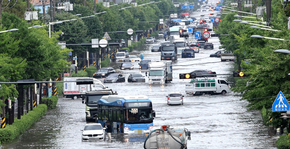 ▲ 지난 8월 13일 인천 서구 중봉대로 인근에 갑작스런 폭우로 도로에 물이 차 차량들이 서행하고 있다. /양진수 기자 photosmith@incheonilbo.com