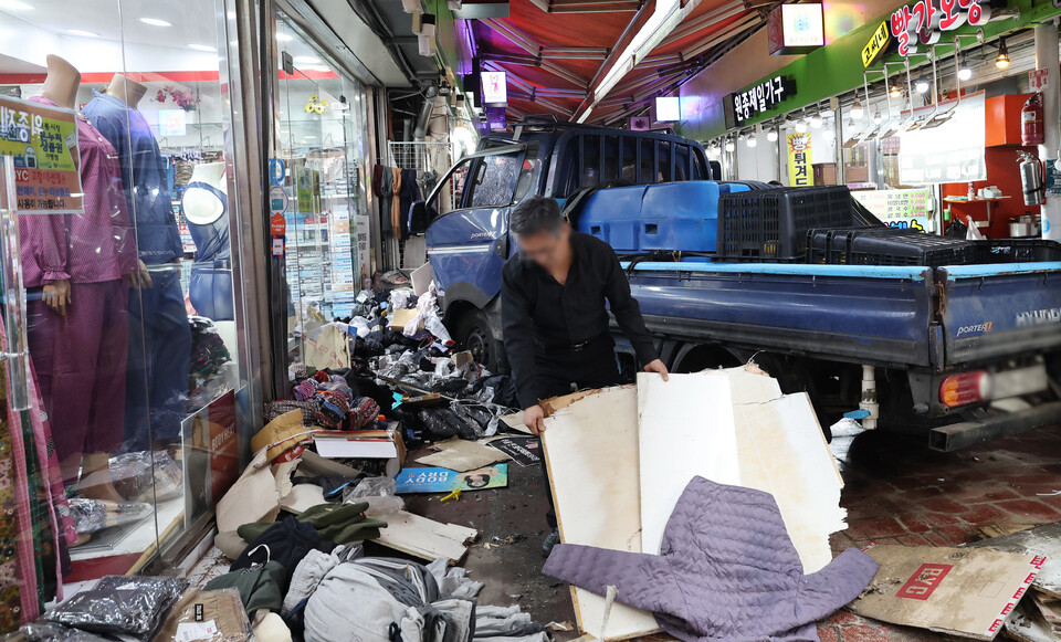 ▲ 경기 부천시 오정구 제일시장에 1t트럭이 시장으로 돌진했다.이 사고로 70∼80대 여성 3명이 심정지 상태로 발견됐다. 이들과 중상자 9명을 포함한 21명이 119구급대에 의해 병원으로 옮겨졌다. 사진은 13일 경기 부천시 오정구 제일시장 사고현장. /이재민 기자 leejm@incheonilbo.com