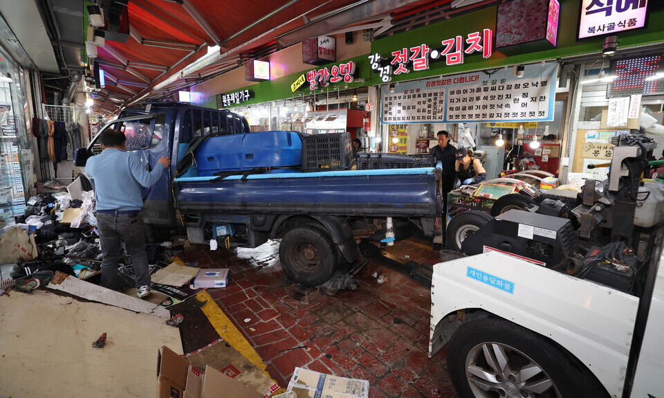▲ 경기 부천시 오정구 제일시장에 1t트럭이 시장으로 돌진했다.이 사고로 70∼80대 여성 3명이 심정지 상태로 발견됐다. 이들과 중상자 9명을 포함한 21명이 119구급대에 의해 병원으로 옮겨졌다. 사진은 13일 경기 부천시 오정구 제일시장 사고현장. /이재민 기자 leejm@incheonilbo.com