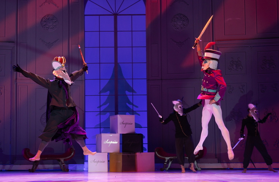 ▲ 명작 발레 '호두까기 인형' 중 호두까기 인형과 생쥐 왕의 실감 나는 전투 장면.  /사진제공=수원문화재단