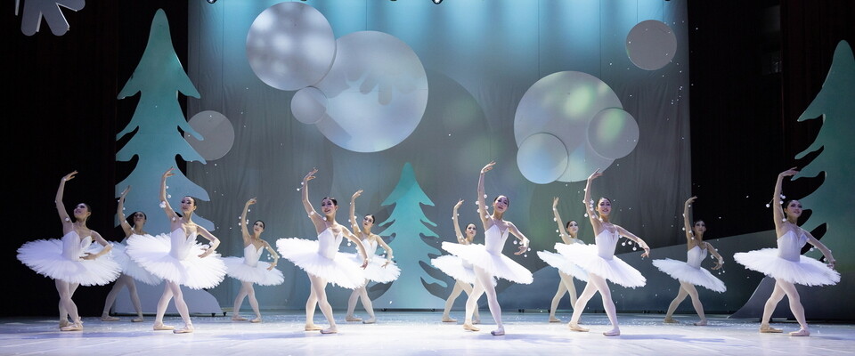 ▲ 명작 발레 ‘호두까기 인형’ 중 눈송이 요정들의 눈부신 왈츠 장면. /사진제공=수원문화재단