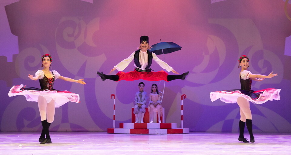 ▲ 명작 발레 ‘호두까기 인형’ 중 과자나라에서 각국의 전통 무용 장면. /사진제공=수원문화재단