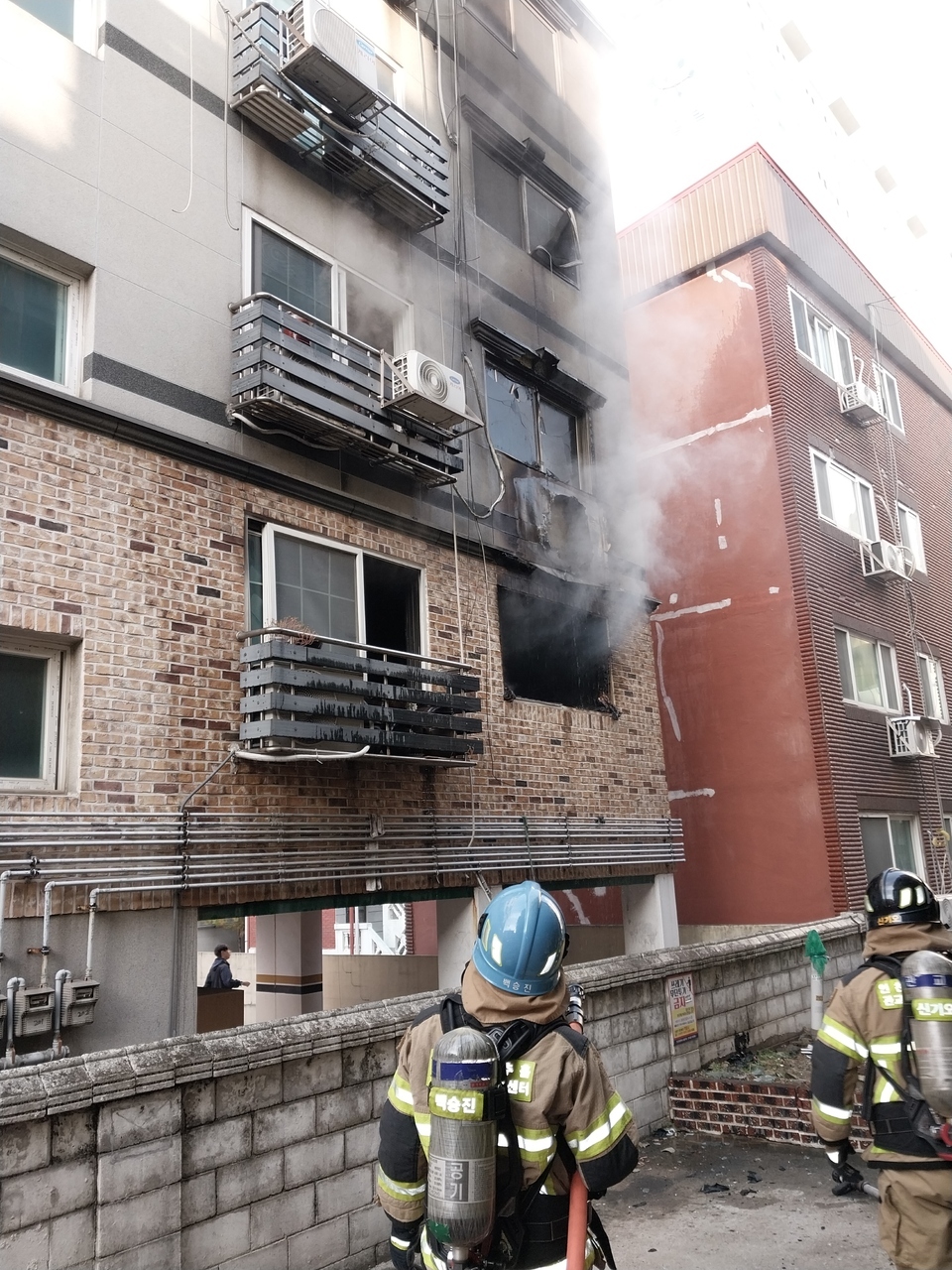 ▲ 화재 진압 중인 인천 소방. /사진 제공=인천소방본부