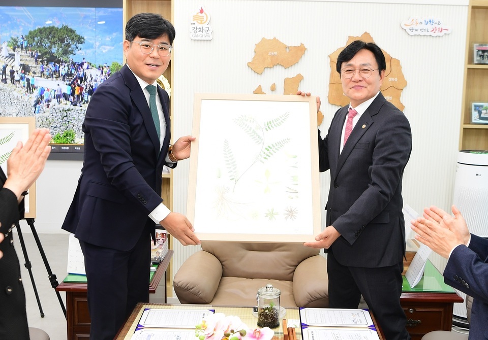 ▲인천 강화군과 국립수목원은 강화 석모도에서 처음 발견된 강화황기’의 보전과 활용을 위한 업무협약을 체결했다. /사진제공=강화군