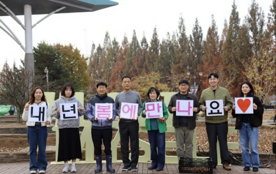 ▲ 고양국제박람회가 일산호수공원 일대 튤립 5만본을 식재하며 ‘2026 고양국제꽃박람회’ 성공 개최 준비에 돌입했다. /사진 제공=고양국제박람회