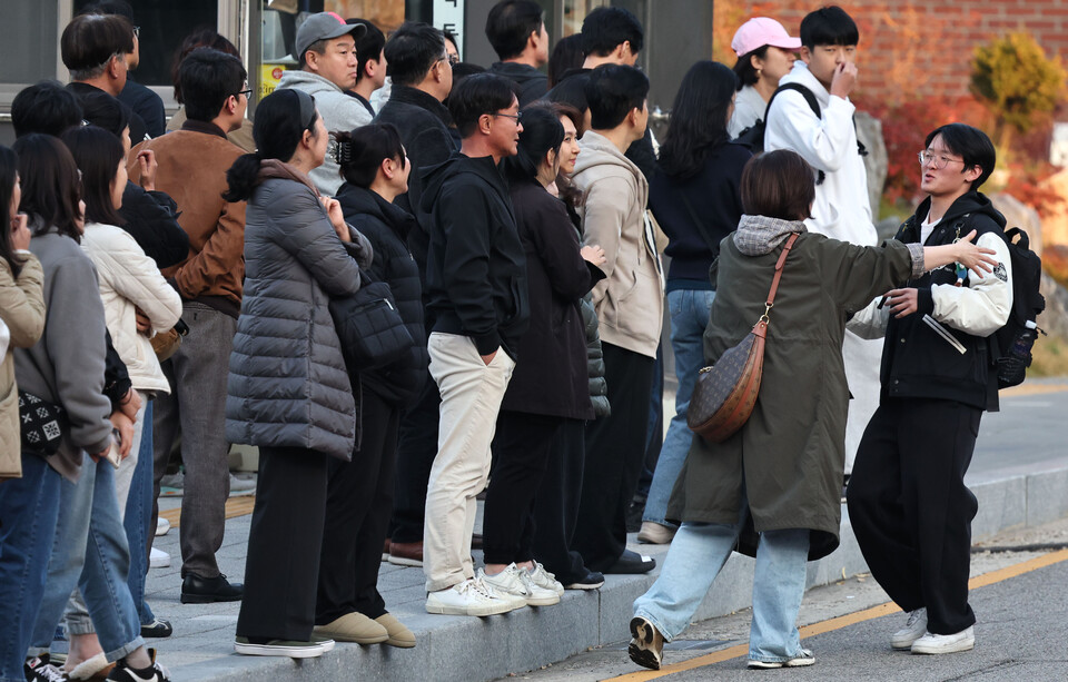 ▲ 2026학년도 대학수학능력시험이 치러진 13일 오후 수원시 팔달구 수원고등학교에 마련된 시험장에서 시험을 마친 수험생들이 가족들과 만나고 있다./김철빈 기자 narodo@incheonilbo.com