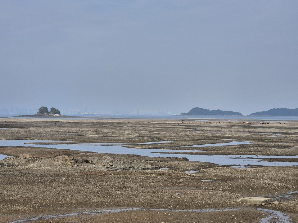 ▲ 지난 9월 11일 고 이재석 경사가 70대 갯벌 고립객을 구하다 숨진 인천 영흥도 꽃섬 인근 갯벌./안지섭 기자 ajs@incheonilbo.com