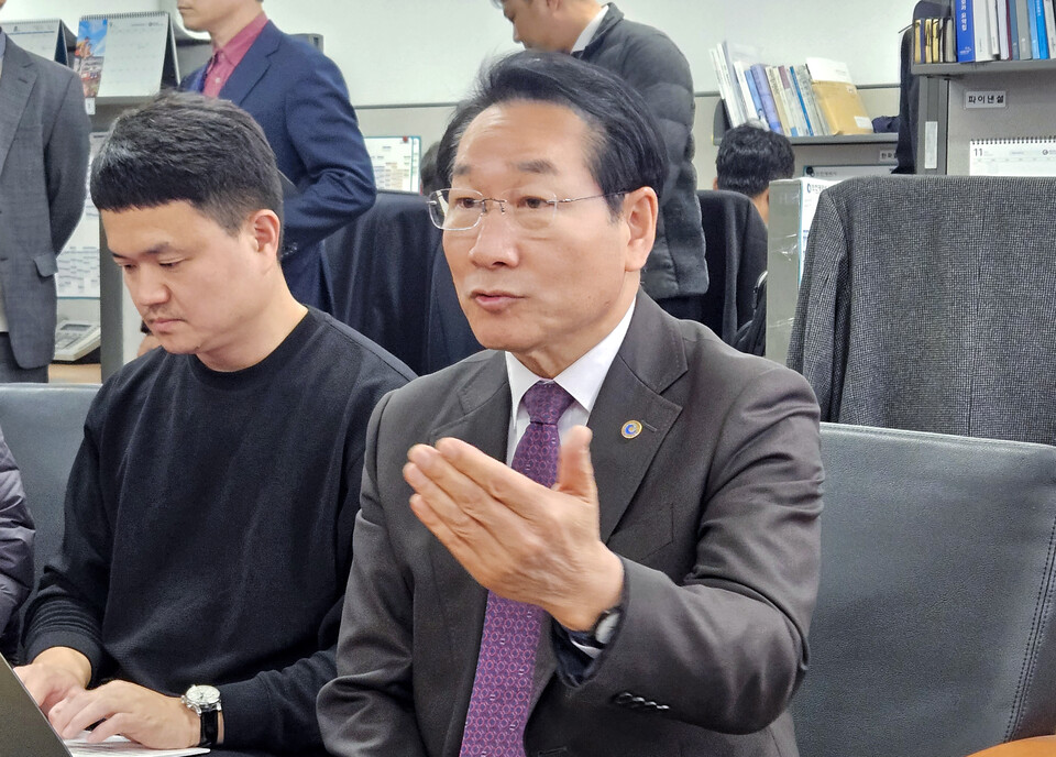 ▲ 유정복 인천시장이 13일 오후 시청 기자실에서 차담회를 갖고 주요 현안에 대한 시 입장을 설명하고 있다.