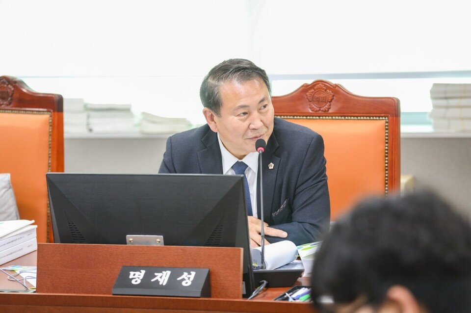[경기도의회 행감 인물] 명재성, 노후 어린이공원 방치·전력자립 실효성 질타