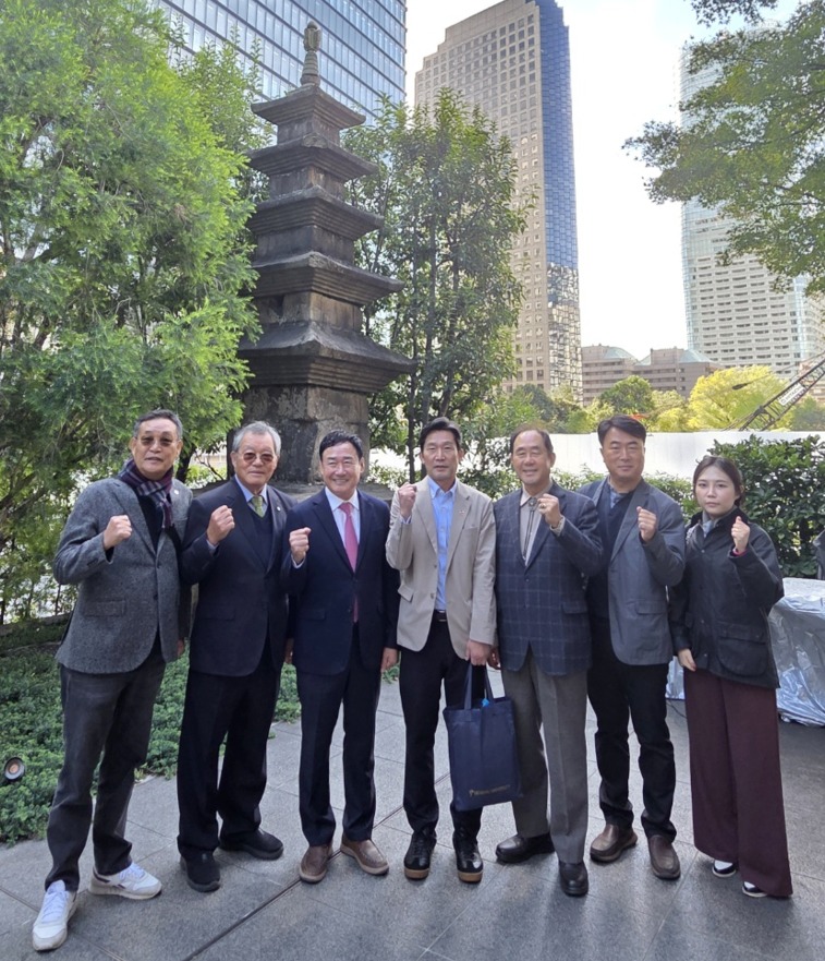 ▲ 이천오층석탑환수위원회가 지난 4일 일본 도쿄 이천오층석탑앞에서 포즈를 취하고 있다. /사진제공=이천오층석탑환수위원회