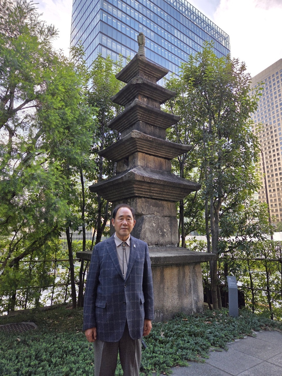 ▲ 이상구 위원장이 석탑앞에서 기념촬영하는 모습. /사진제공=이천오층석탑환수위원회