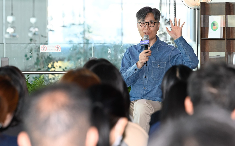 ▲ 14일 김포공항 국내선 여객터미널 3층 나래마루에서 열린 김영하 작가의 북토크. /사진제공=한국공항공사