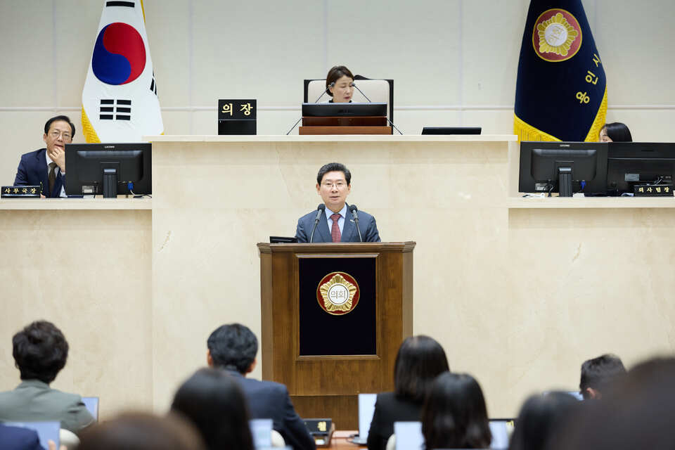 ▲ 이상일 용인특례시장이 14일 ‘용인특례시의회 제297회 본회의’에서 시정연설을 통해 2026년 시정운영 방향을 제시했다. /사진제공=용인시