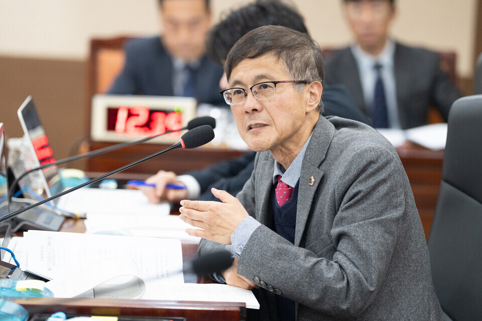 ▲ 인천시의회 산업경제위원회 이명규(국민의힘·부평구1) 의원이 인천식물원 조성 사업에 대해 질의하고 있다. /사진제공=인천시의회