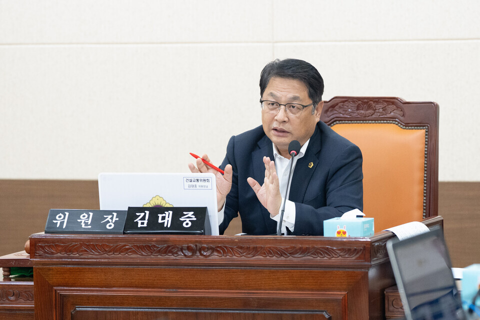 ▲ 인천시의회 건설교통위원회 김대중(국민의힘·미추홀구2) 위원장이 내년 인천시 조직 개편을 통한 농수산식품국 신설 타당성에 대해 발언하고 있다. /사진제공=인천시의회