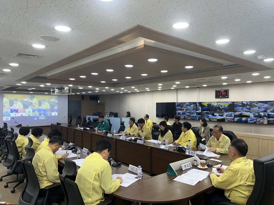 평택시가 고병원성 AI 대응을 위해 재난안전대책본부 회의를 진행하고 있는 모습./사진제공=평택시