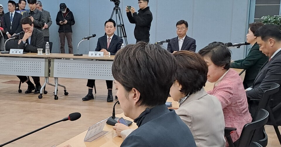 ▲ 신상진(앞 오른쪽) 성남시장이 ‘검찰의 대장동 항소포기’와 관련해 지난 14일 성남도시개발공사에서 열린 ‘대장동 개발비리 항소포기 규탄 현장 간담회’에서 성남시민 고발단을 발족해 정성호 법무장관을 상대로 정신적 손해배상 소송 청구 추진을 밝히고 있다. /김규식 기자 kgs@incheonilbo.com