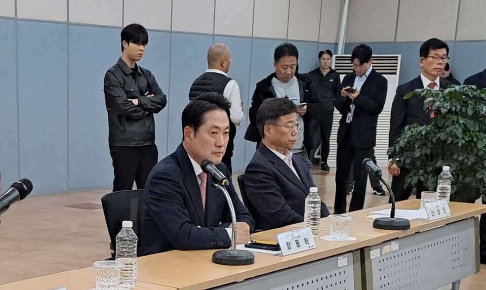 ▲ 지난 14일 성남도시개발공사 1층 대회의실에서 열린 ‘대장동 개발비리 항소포기 규탄 현장 간담회’에 참석한 신상진 성남시장과 국민의힘 장동혁(왼쪽) 대표가 대장동 주민의 검찰 항소 포기 규탄 목소리를 듣고 있다. /김규식 기자 kgs@incheonilbo.com