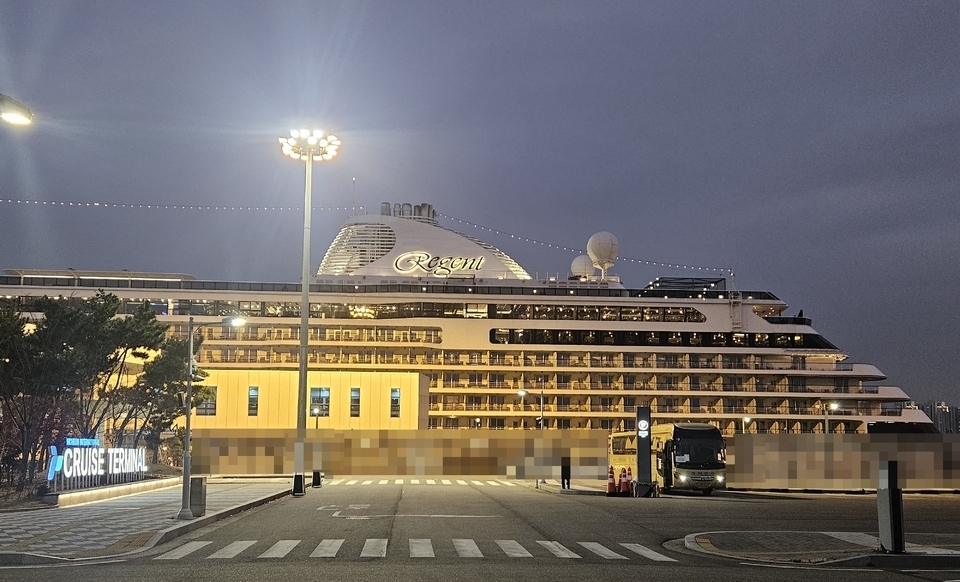 ▲ 인천항 크루즈 터미널에 리젠트 세븐시즈(Regent Seven Seas)사의 ‘세븐시즈 익스플로러(Seven Seas Explorer)’호가 정박해 있다./사진제공 = 인천항만공사