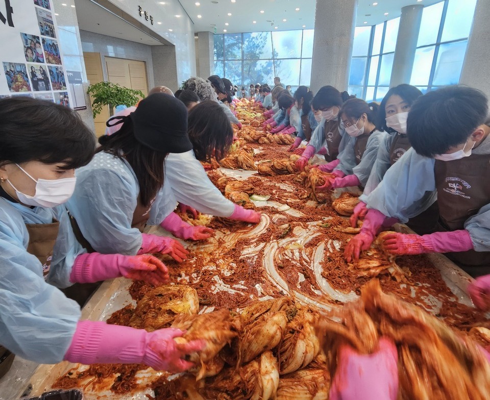 ▲ 김장김치를 버무리고 있는 모습. /오원석 기자 wonsheok5@incheonilbo.com